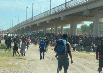 Aguardan más de 8000 migrantes asilo humanitario en Texas