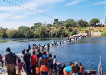 Cierran puente internacional en Texas ante arribo de miles de migrantes