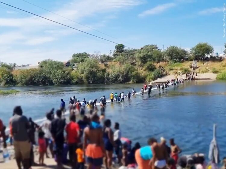 Cierran puente internacional en Texas ante arribo de miles de migrantes