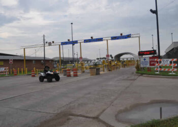 Abbott y gobierno federal polemizan sobre supuesto “cierre de fronteras”