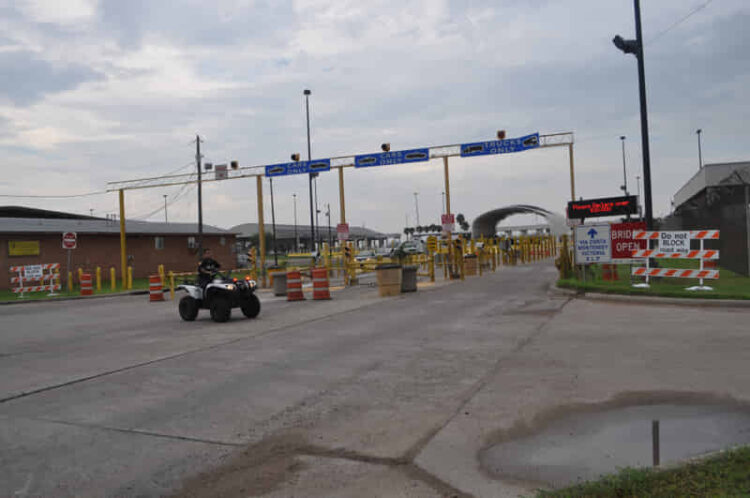 Abbott y gobierno federal polemizan sobre supuesto “cierre de fronteras”