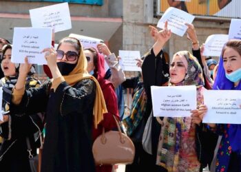 Dispersan protestas con gases y tiros al aire