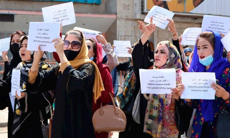 Dispersan protestas con gases y tiros al aire