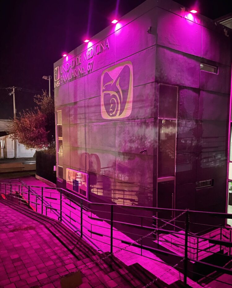 Se ilumina IMSS Tamaulipas para concientizar prevención del cáncer de mama