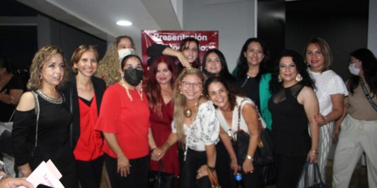 Presenta Lore Guajardo su poemario “La Expresión del AMOR”