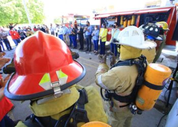 Recibe Lalo Gattás apoyo de Fundación 911 para equipar PC de Victoria