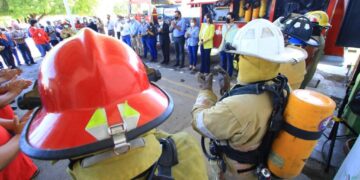 Recibe Lalo Gattás apoyo de Fundación 911 para equipar PC de Victoria