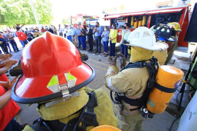 Recibe Lalo Gattás apoyo de Fundación 911 para equipar PC de Victoria