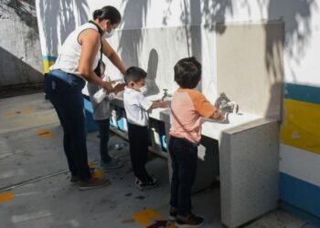 Escuelas de Nuevo León regresan a clases presenciales con aforo del 100 por ciento