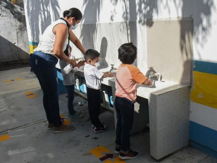 Escuelas de Nuevo León regresan a clases presenciales con aforo del 100 por ciento