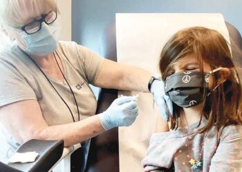 Piden que menores reciban una dosis de vacuna anticovid; riesgo de miocarditis