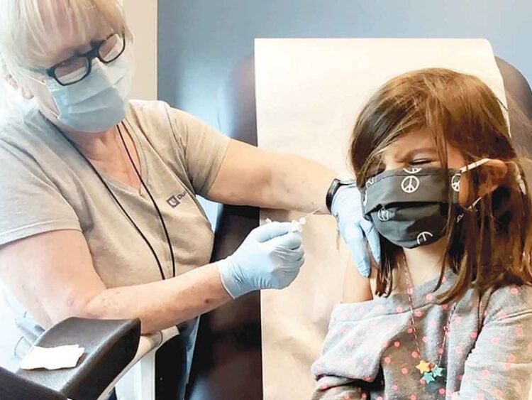 Piden que menores reciban una dosis de vacuna anticovid; riesgo de miocarditis