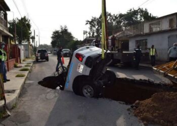 Cae patrulla de Protección Civil a socavón en  Nuevo Laredo