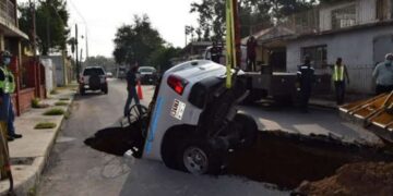 Cae patrulla de Protección Civil a socavón en  Nuevo Laredo