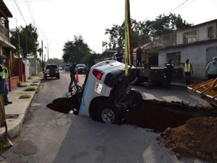Cae patrulla de Protección Civil a socavón en  Nuevo Laredo