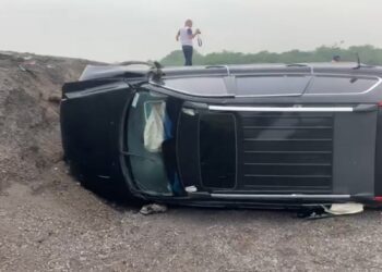Regio se fractura pierna al volcar camioneta
