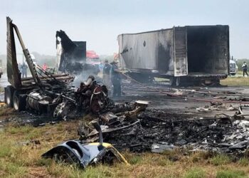 Mueren calcinados choferes de trailers al estrellarse en Nuevo Laredo