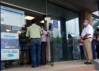 Tres días sin aire acondicionado oficina de Telmex; protestan y advierten paro