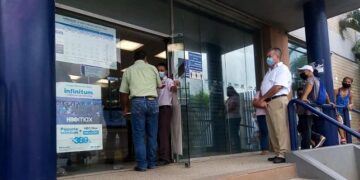 Tres días sin aire acondicionado oficina de Telmex; protestan y advierten paro