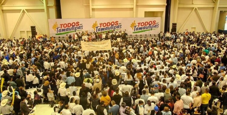 Llenan Polyfórum en apoyo al “Truco” como “gallo” del PAN