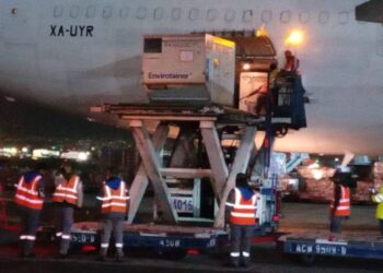 Llega embarque con casi dos millones de vacunas AstraZeneca