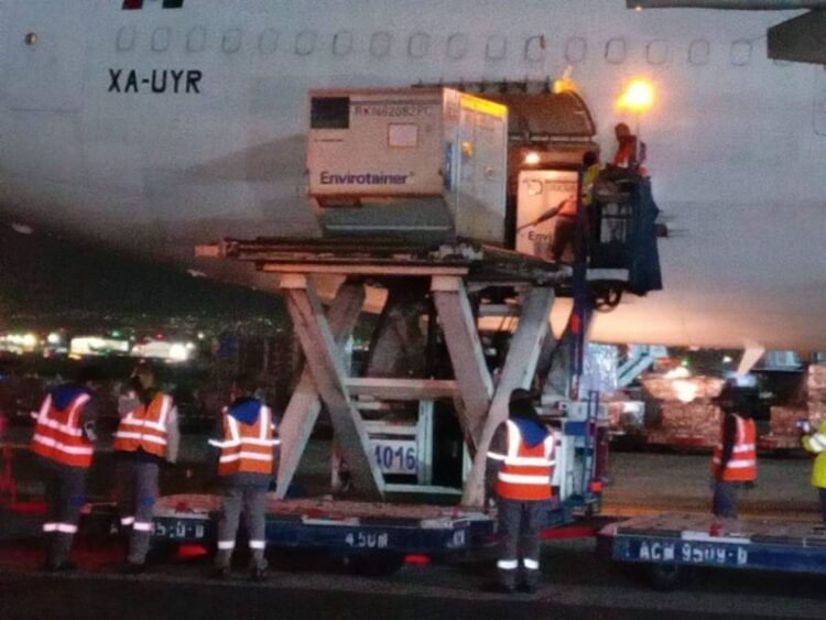 Llega embarque con casi dos millones de vacunas AstraZeneca