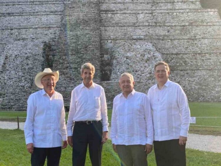 López Obrador y Kerry realizan recorrido por zona arqueológica de Palenque