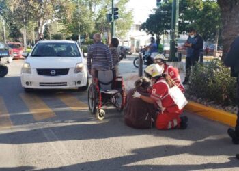 Auto derriba a mujer en silla de ruedas