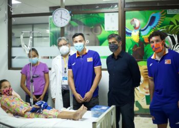 Visita Correcaminos a niños el Hospital Infantil