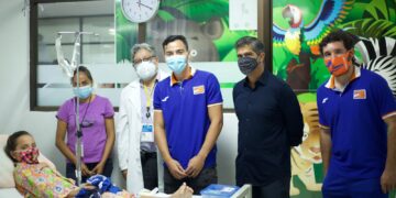 Visita Correcaminos a niños el Hospital Infantil