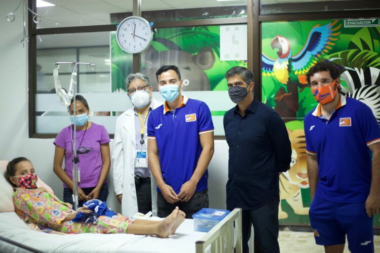 Visita Correcaminos a niños el Hospital Infantil