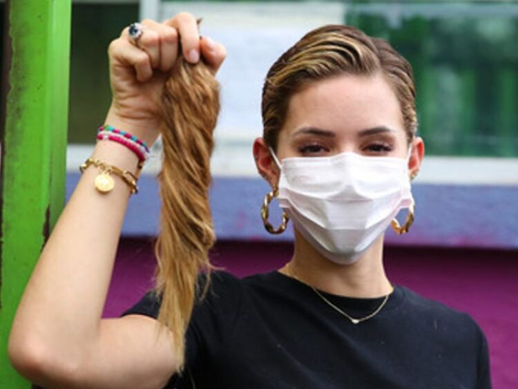 Mariana Rodríguez se corta larga cabellera por solidaridad con niño con leucemia