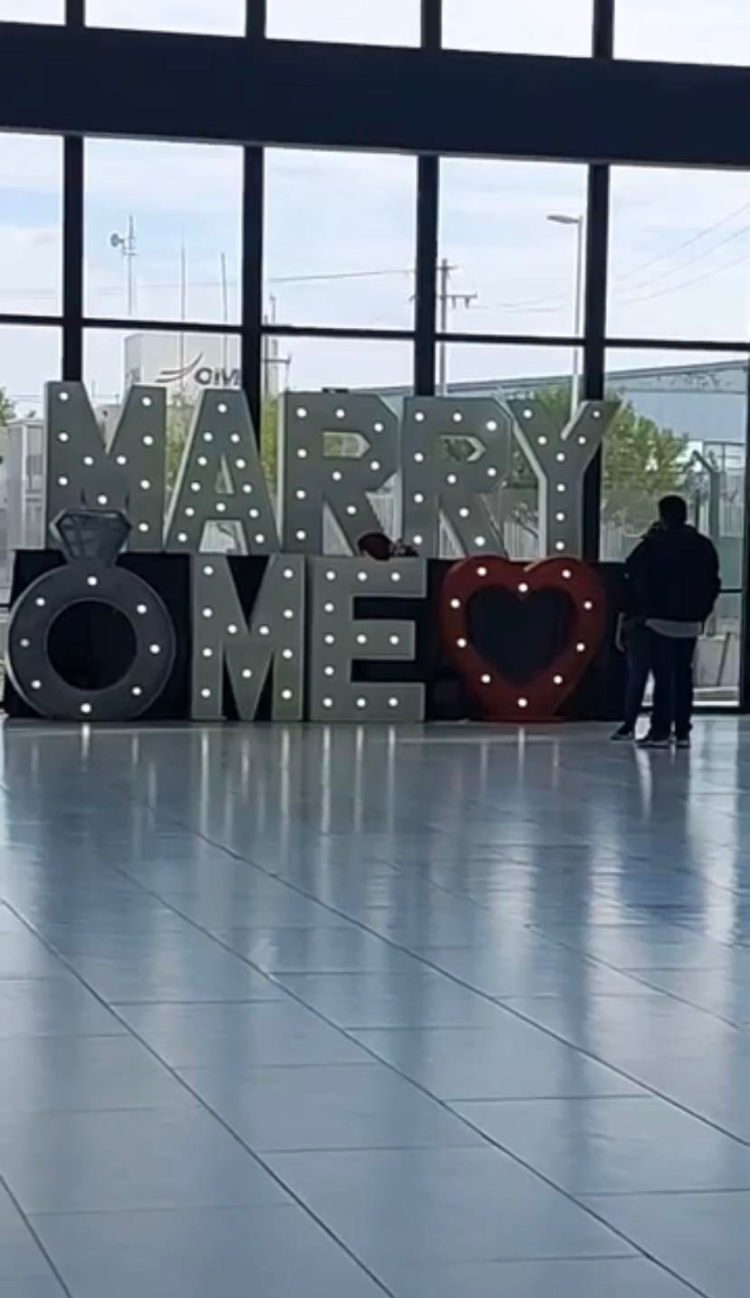 Le proponen matrimonio en el aeropuerto de Reynosa