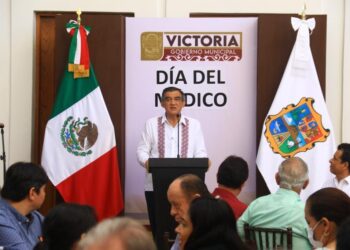 Pide Américo promover y prevenir la salud a médicos en su día