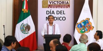 Pide Américo promover y prevenir la salud a médicos en su día