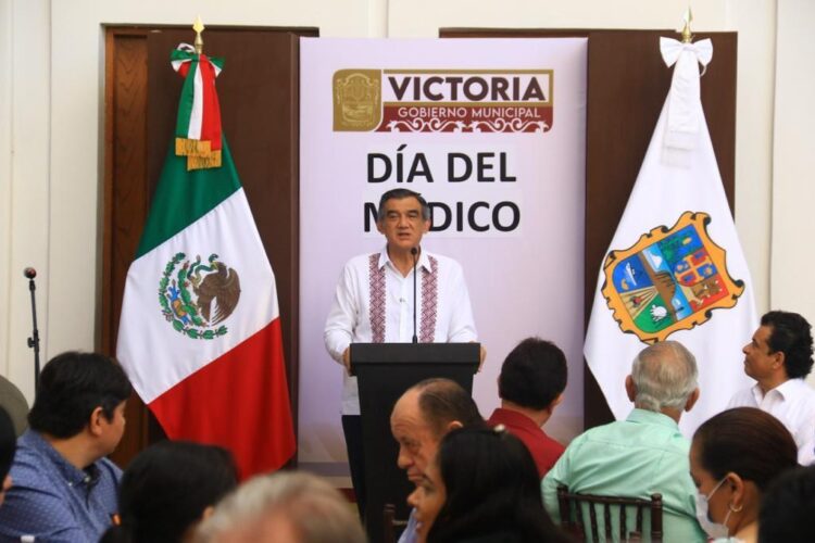 Pide Américo promover y prevenir la salud a médicos en su día