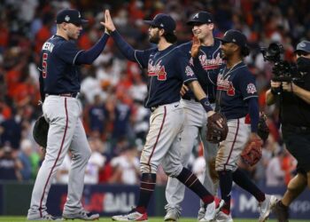 Bravos pegan 6-2 a Astros en primer juego de la Serie Mundial