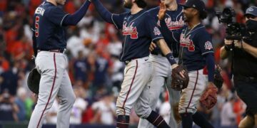Bravos pegan 6-2 a Astros en primer juego de la Serie Mundial