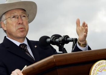 Embajador de EU en México Ken Salazar viajó a la frontera norte de México.