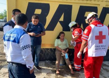Pareja se lesiona en aparatoso choque