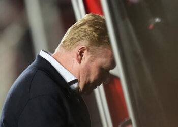 Barcelona destituye a Ronald Koeman.