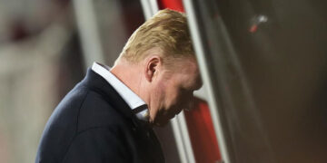Barcelona destituye a Ronald Koeman.
