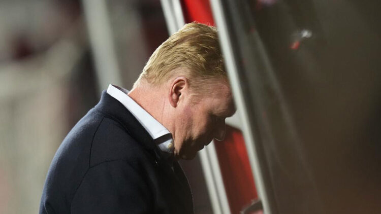 Barcelona destituye a Ronald Koeman.