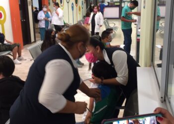 Aplican vacuna anti Covid a menores de edad