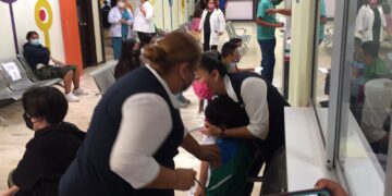 Aplican vacuna anti Covid a menores de edad