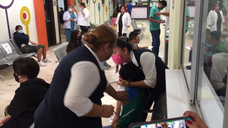 Aplican vacuna anti Covid a menores de edad