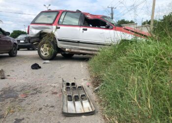 Dos lesionados al volcar camioneta