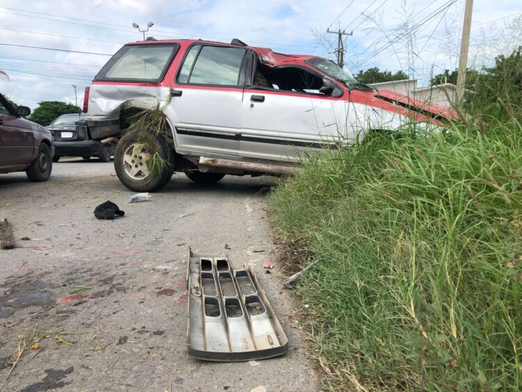 Dos lesionados al volcar camioneta