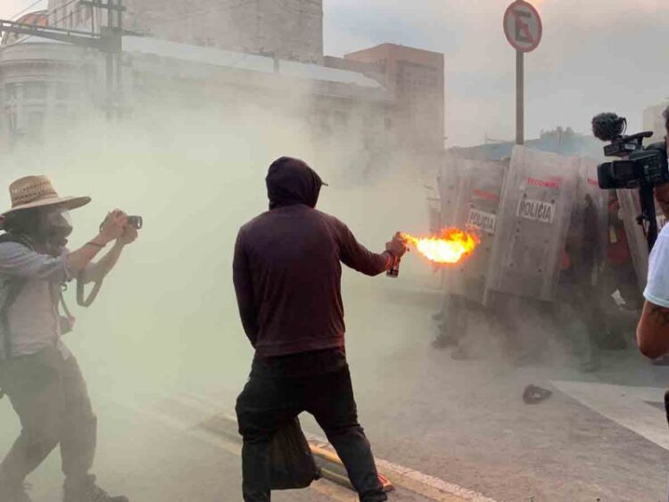Reportan tres policías lesionados en marcha del 2 de octubre