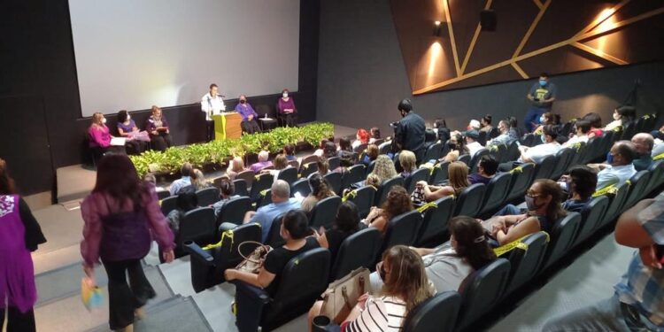 Presenta Lore Guajardo su poemario “La Expresión del AMOR”